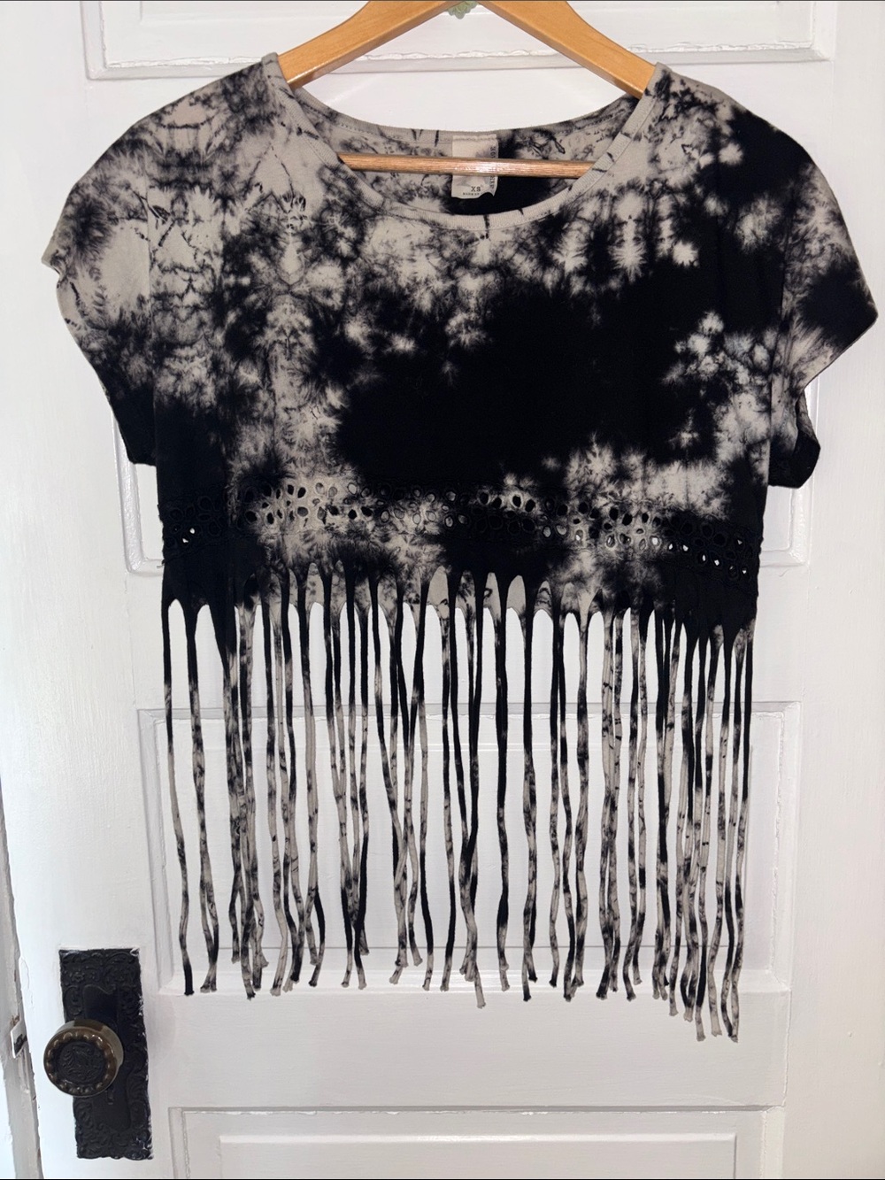 AMERICAN AGE CROPPED TIE DYE TEE WITH FRINGE HEM